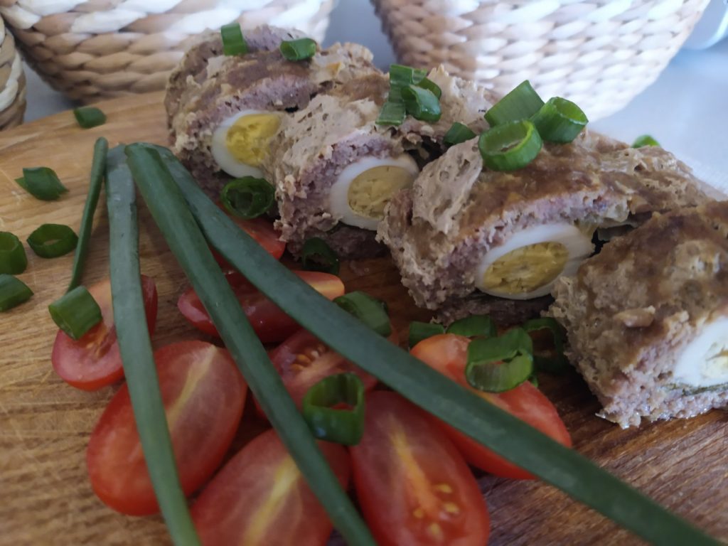 Рулет з фаршу з яйцями в духовці