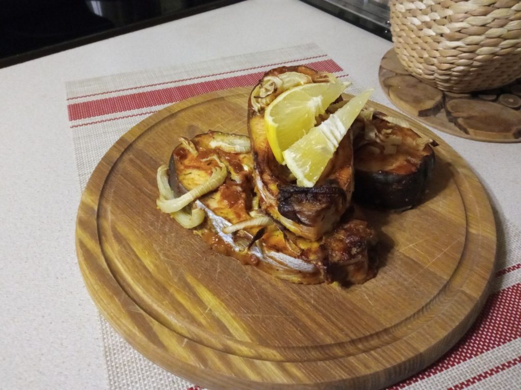 Запечений сом з цебулею в духовці