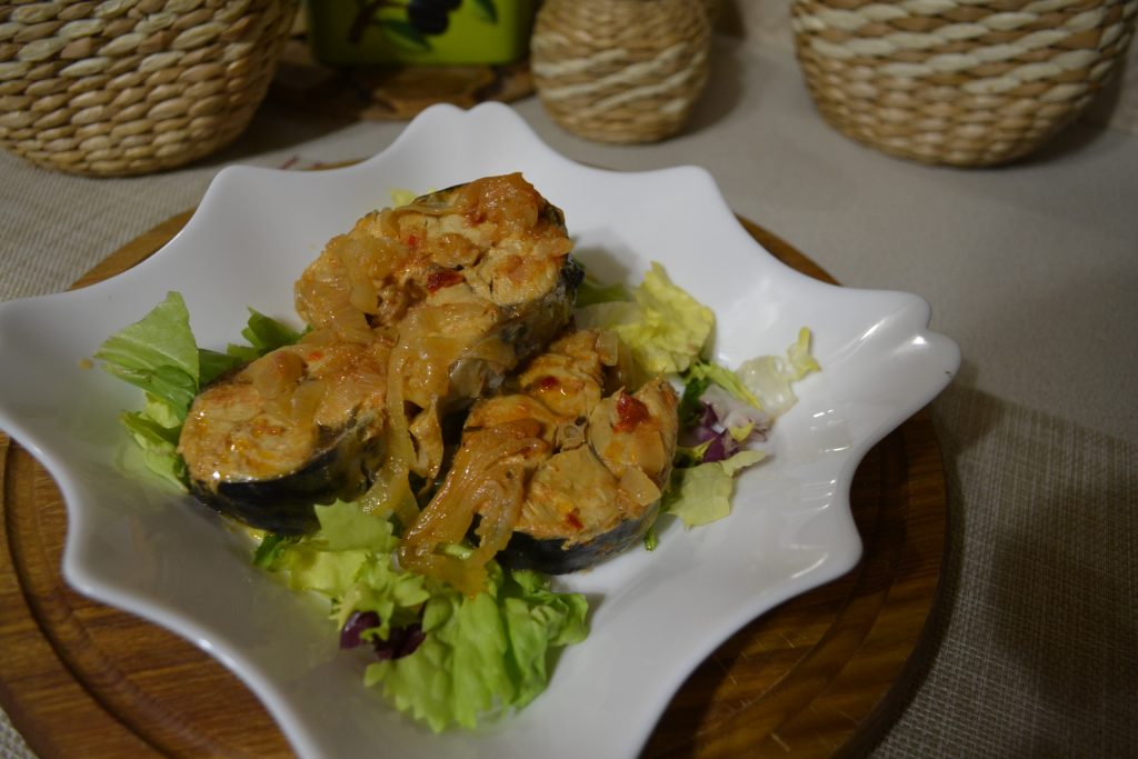 Скумбрія з цибулею в мультиварці