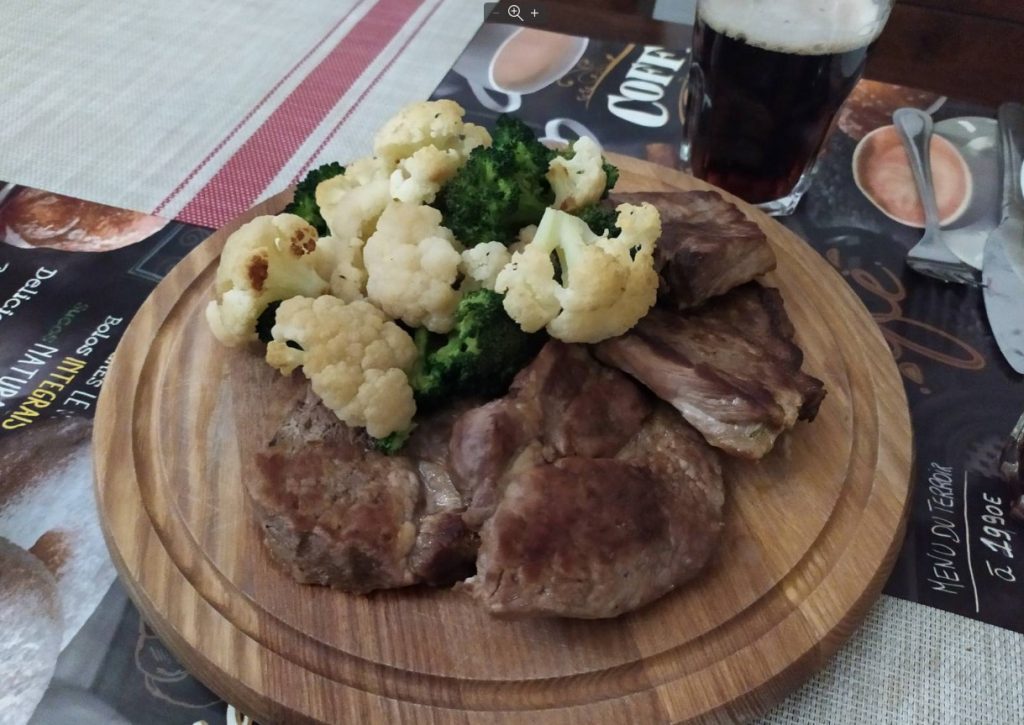 Мясо з брокколі і цвітною капустою