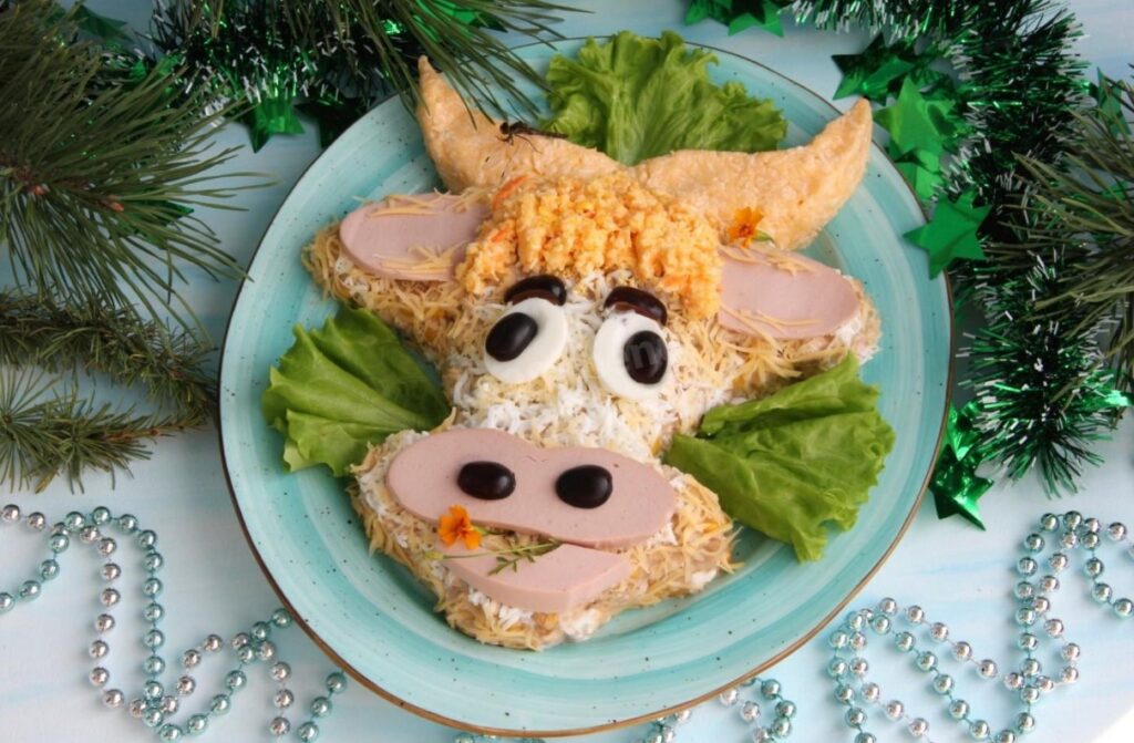 Новорічний салат бик на новий 2021 рік з куркою і ананасами