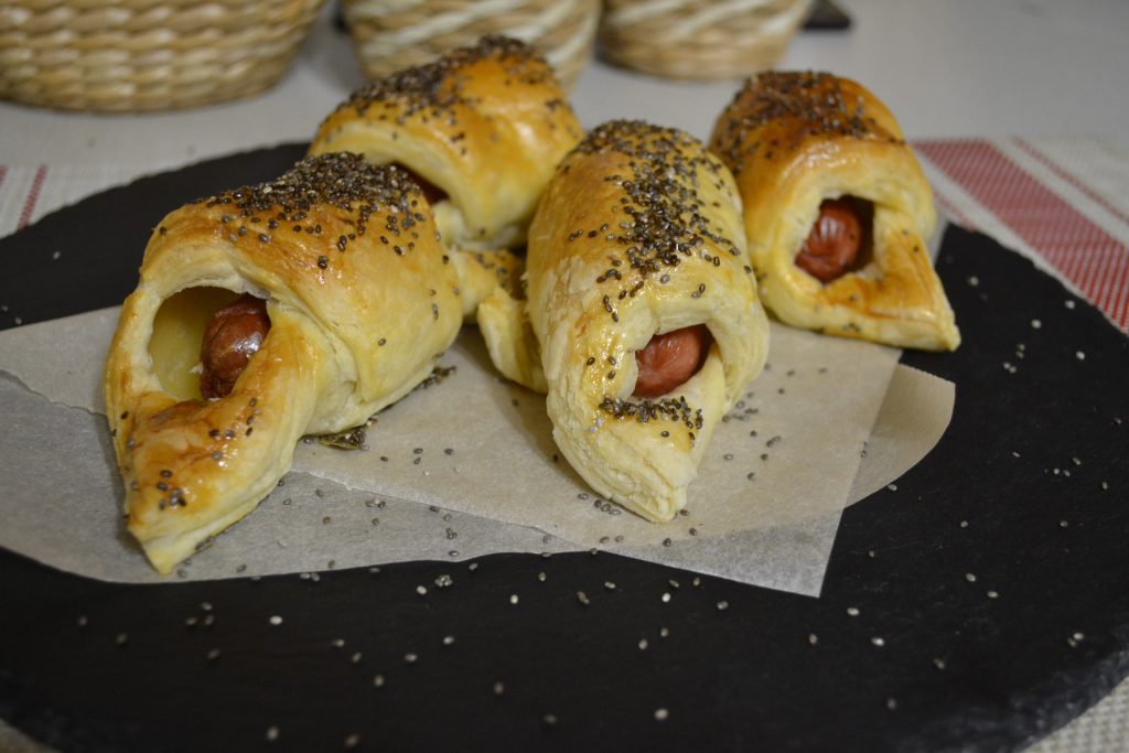 Прості закуски сосиски у тісті