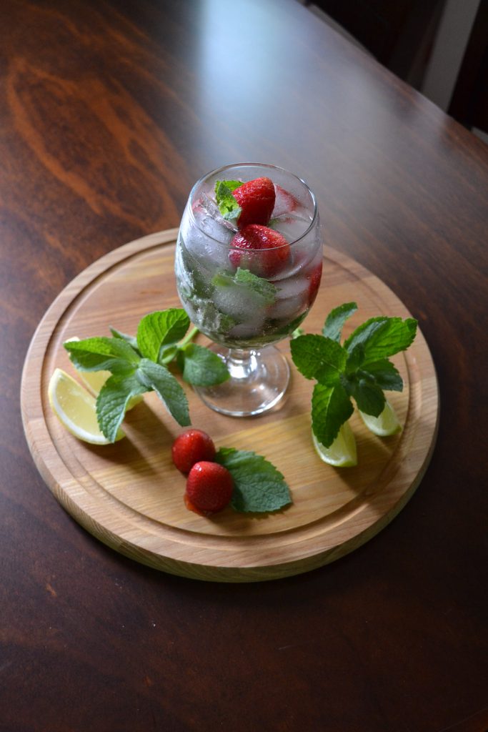 Освіжаючий коктейль Мохіто полуничний з апельсином