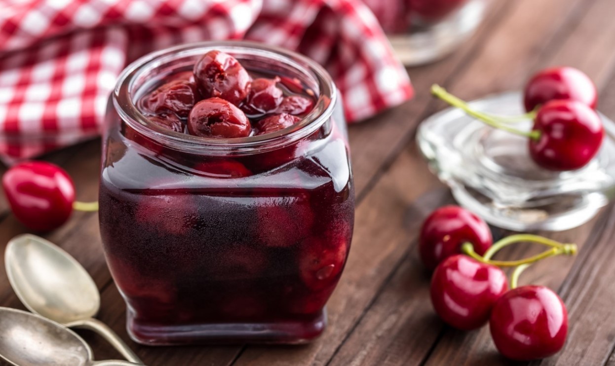 Як правильно консервувати вишню на зиму з кісточкою і без кісточки