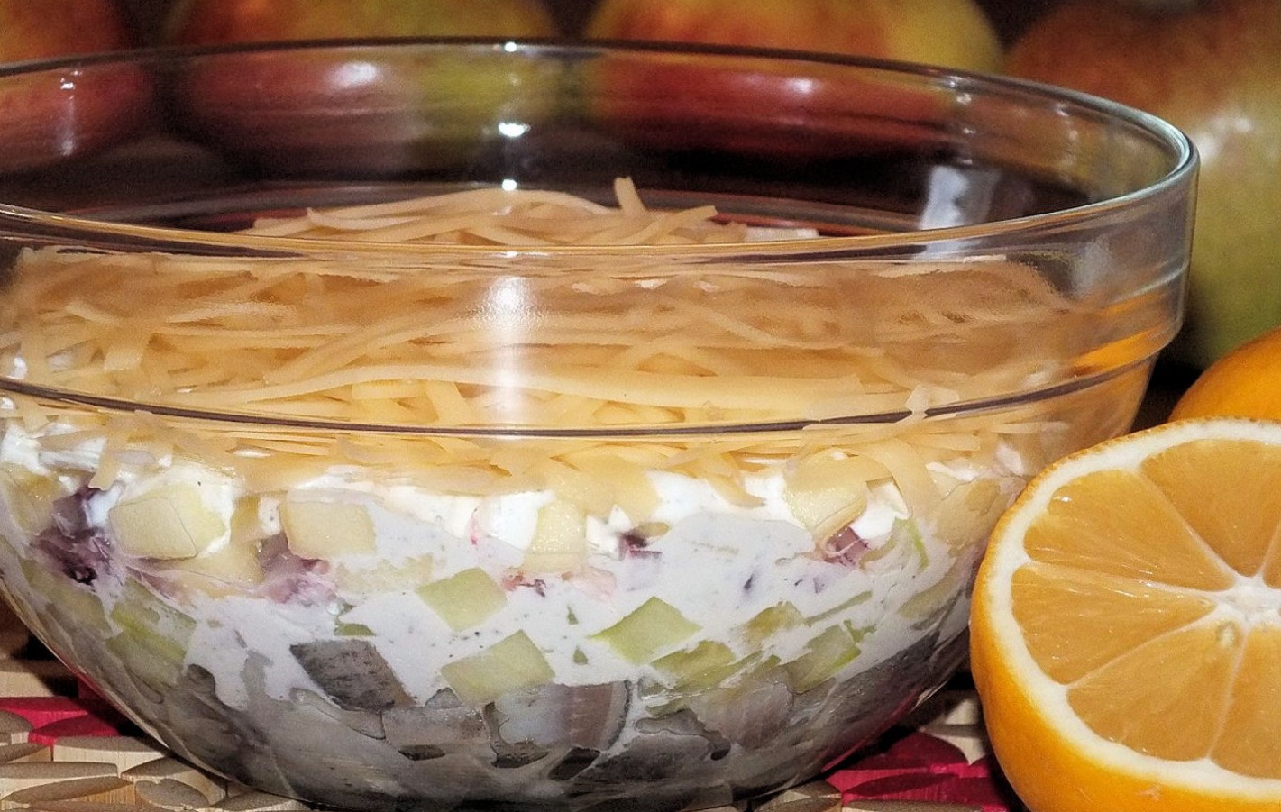 Новорічний Салат з оселедцем з червоною цибулею і зеленим огірком