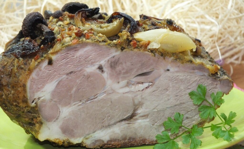 Як запекти мясо на різдво Свинина запечена з цибулею та грибами