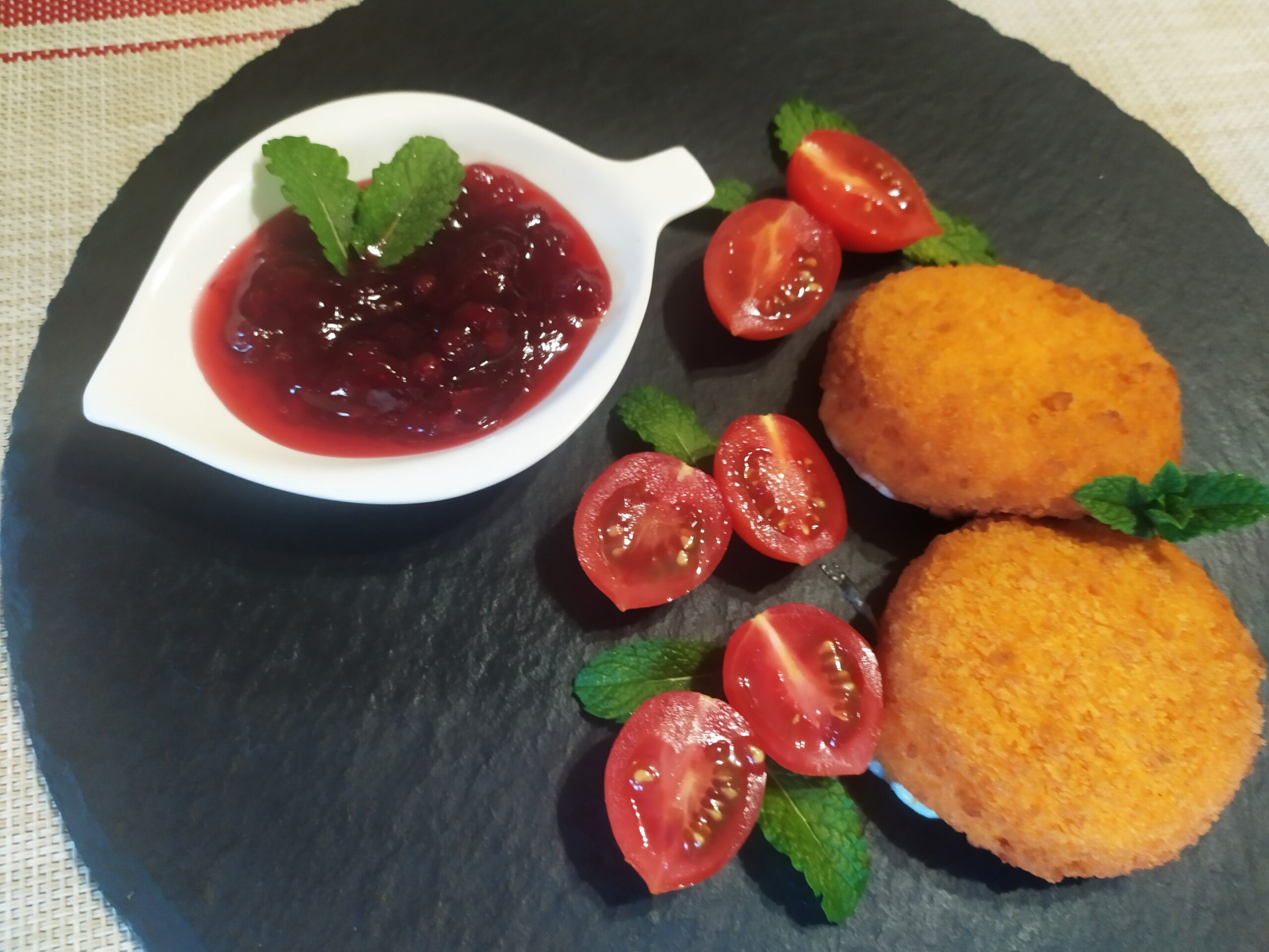 Як приготувати Сир Камамбер з журавлинним соусом