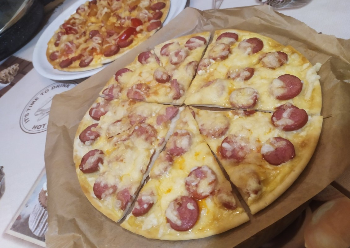Рецепт піци на тонкій заготовці з ковбасками