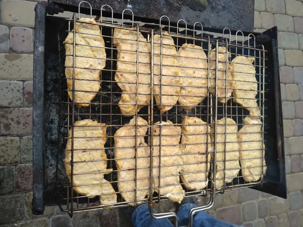 Як смачно посмажити стейки на мангалі на вугіллі – секрети приготування