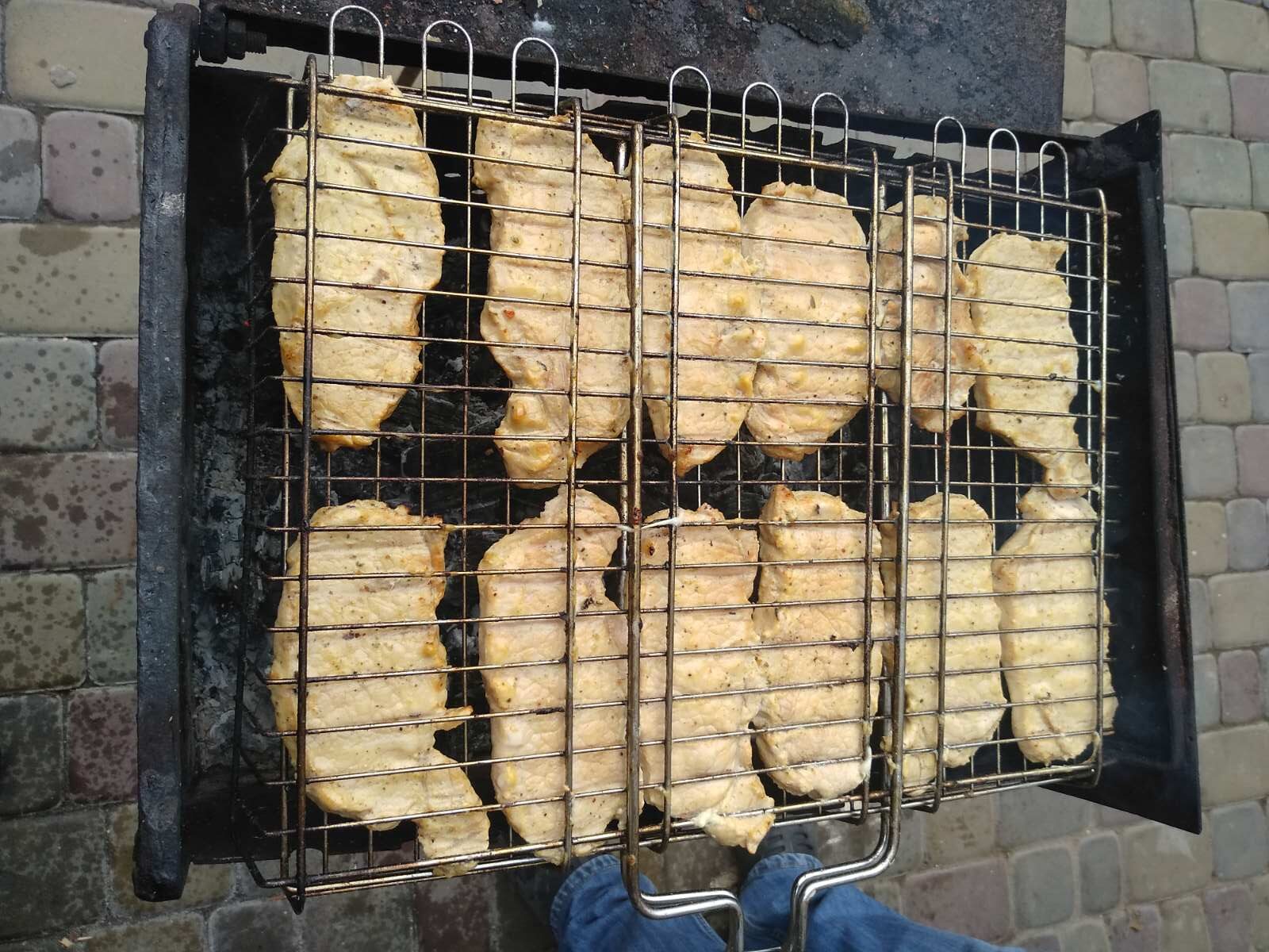 Як смачно посмажити стейки на мангалі на вугіллі – секрети приготування