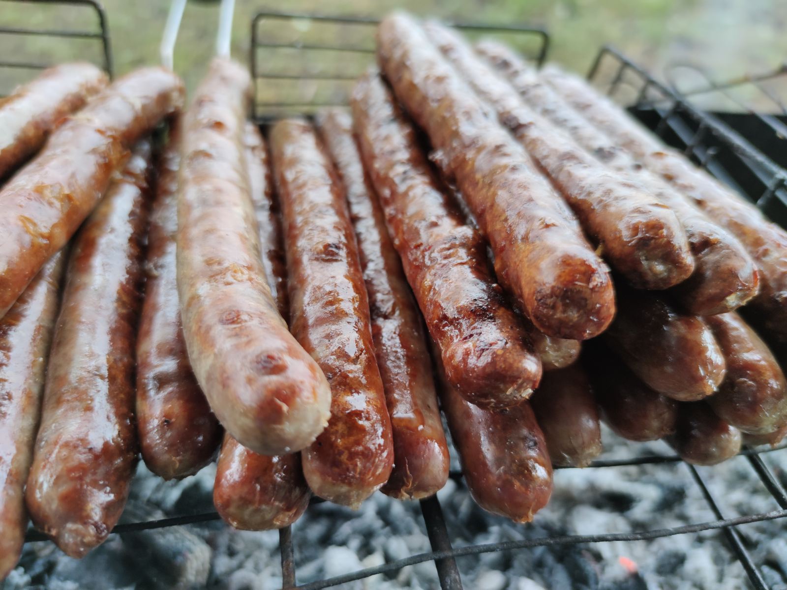 Як приготувати ковбаски на мангалі – Німецькі ковбаски на грилі