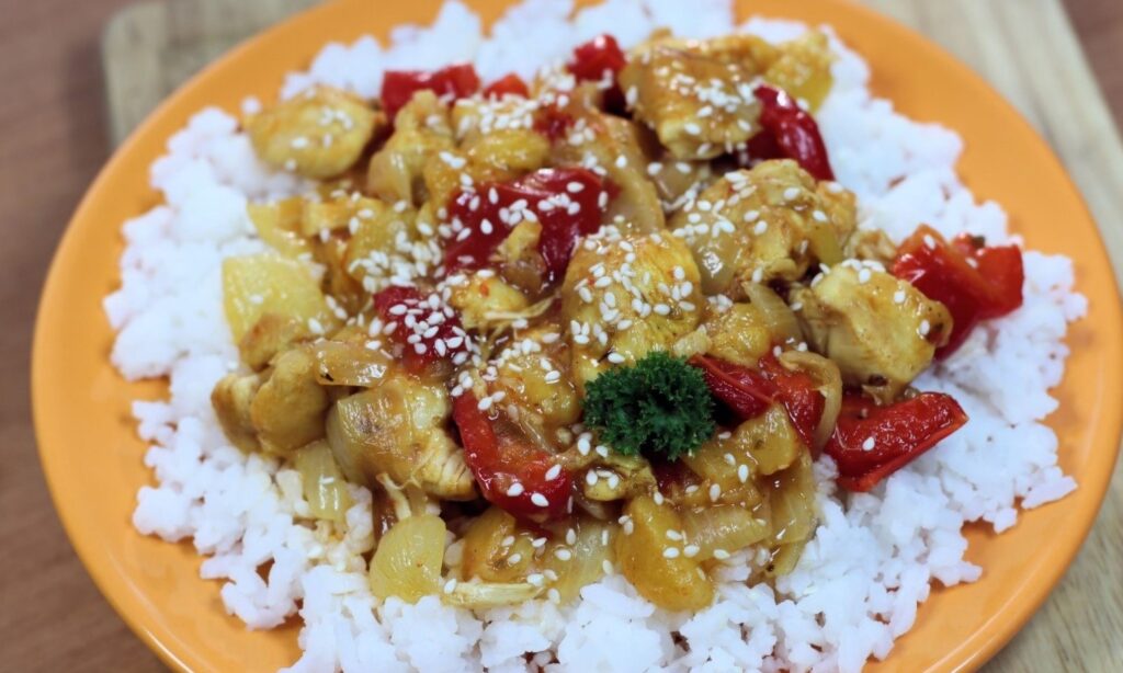 Курка з ананасами в томатному соусі