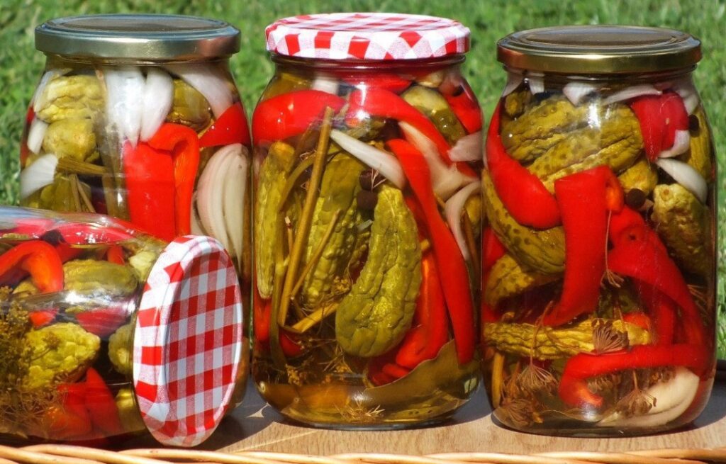Огірки з перцем в оцтовому маринаді