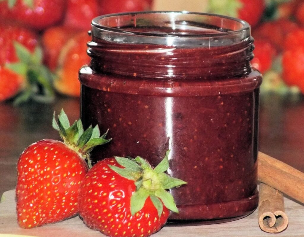 Полуничне варення з ароматною ноткою кориці