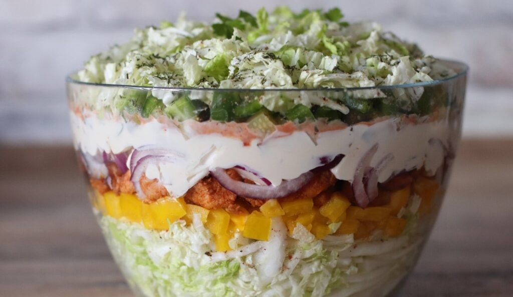 Яскравий салат з курячим філе святкові салати