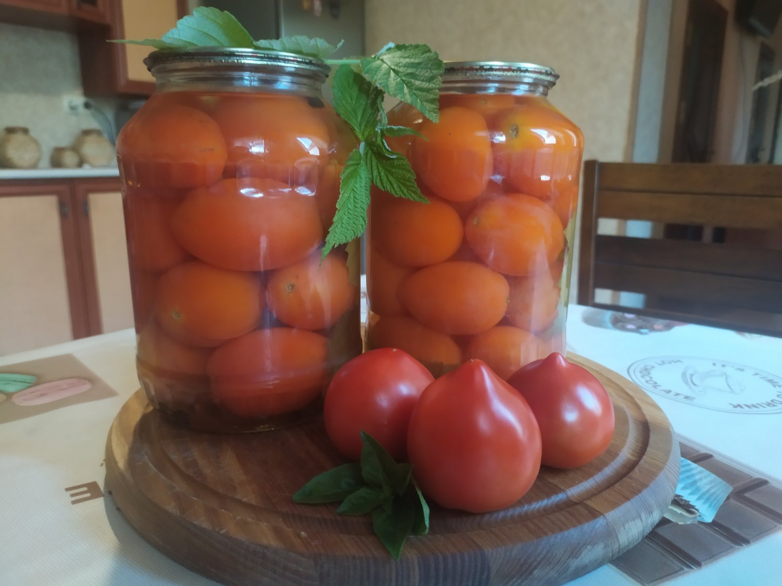 Консервовані помідори з листям малини