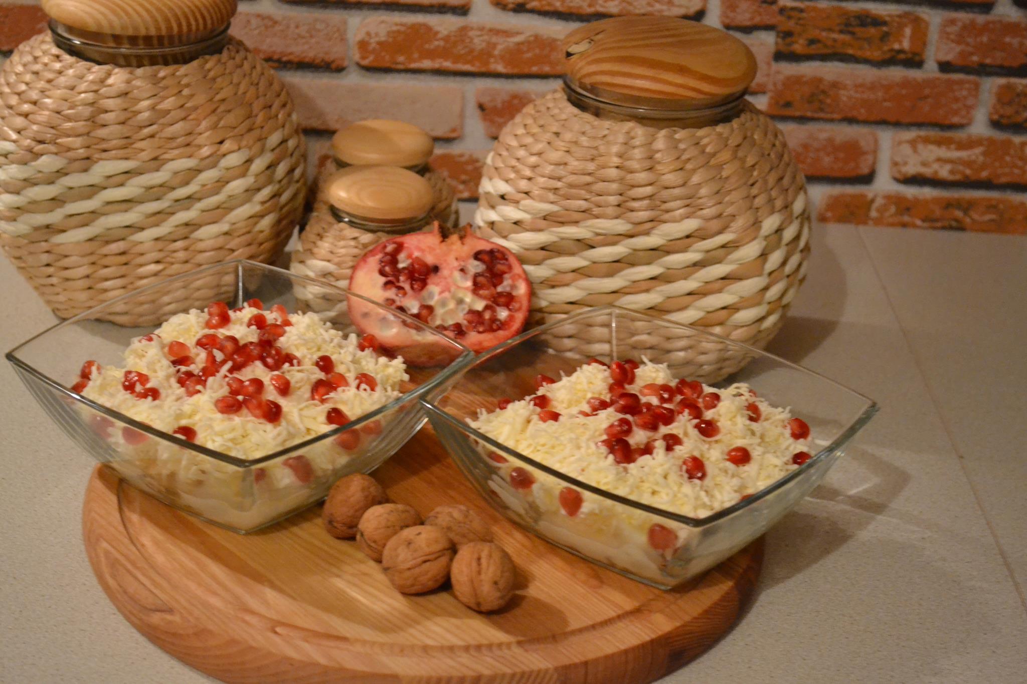 Новорічні салати 2023 Гранатовий салат з куркою