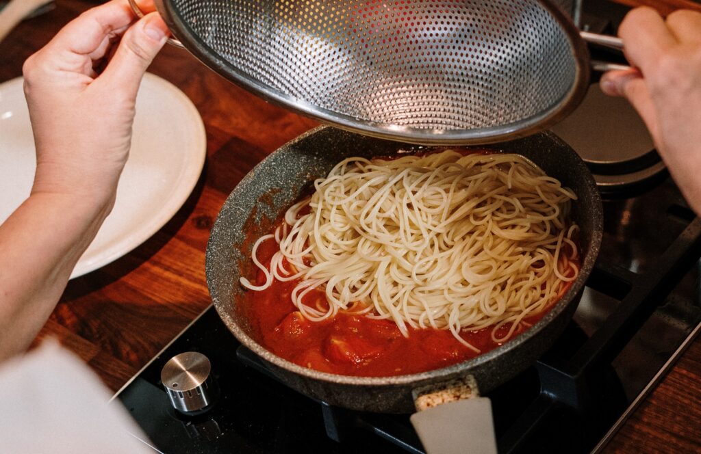 Як смачно приготувати спагетті з томатною пастою супер рецепт