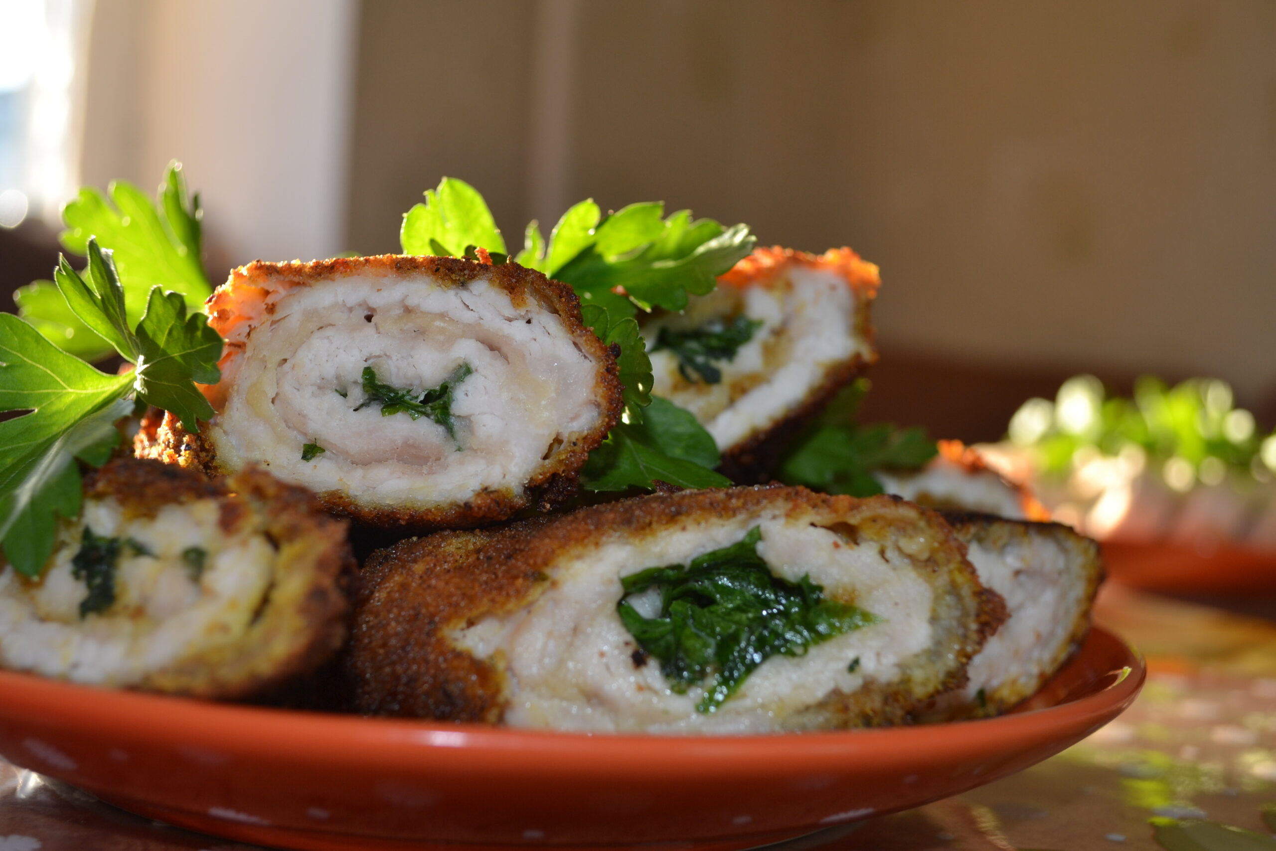 Мясні страви на великдень рулет з курки і грибами